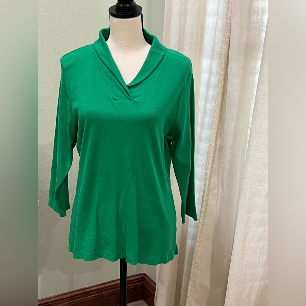 D & CO ESSENTIALS MEDIUM Green Sweater